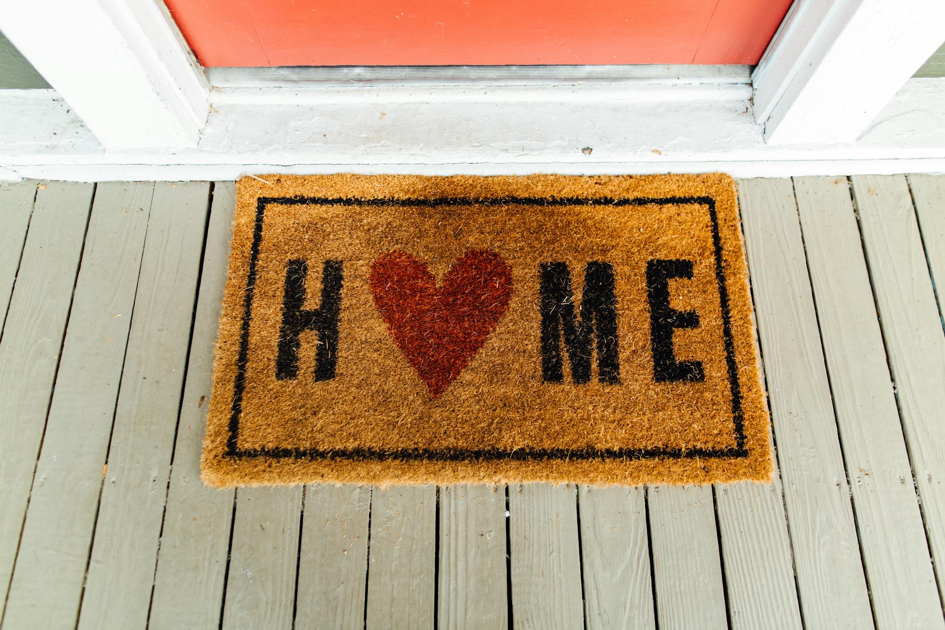 A rug on a doorstep | Source: Pexels