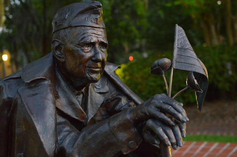 A World War II Veteran's Memorial bronze statue | Photo: Flickr