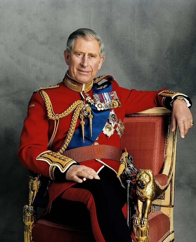 LONDRES, 13 NOVEMBRE : le prince Charles, prince de Galles, pose pour un portrait officiel à l'occasion de son 60e anniversaire, photo prise le 13 novembre 2008 à Londres, en Angleterre. | Photo : Getty Images