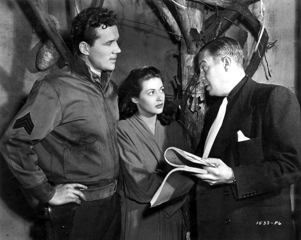 Producer of the film 'Brute Force' Mark Hellinger with actors Howard Duff and Yvonne De Carlo, discussing the filming in 1947. | Source: Getty Images.