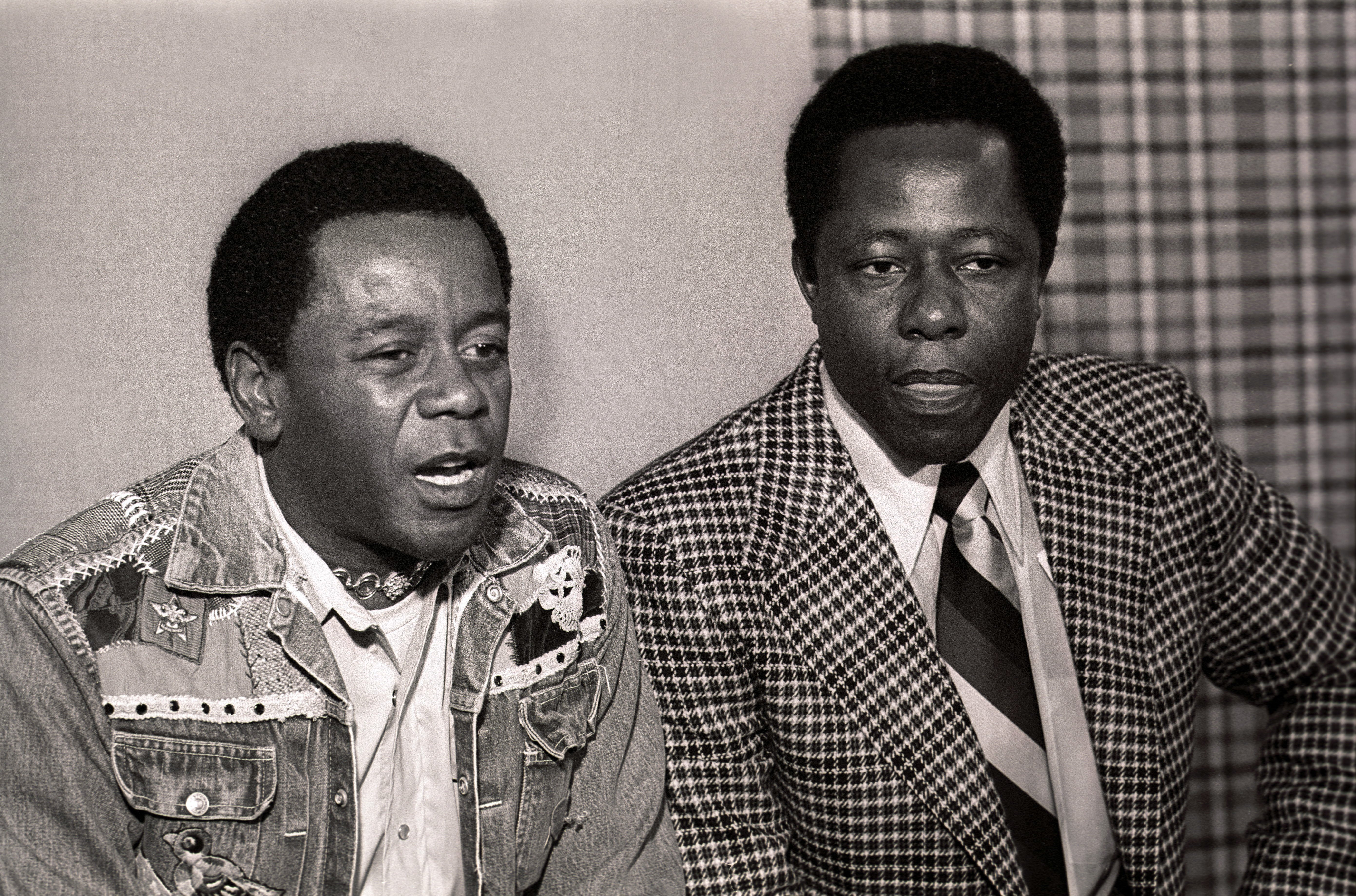 Flip Wilson and Hank Aaron talk during a press conference before filming NBC-TV's "The Flip Wilson Show" on October 15, 1973 | Photo: Getty Images