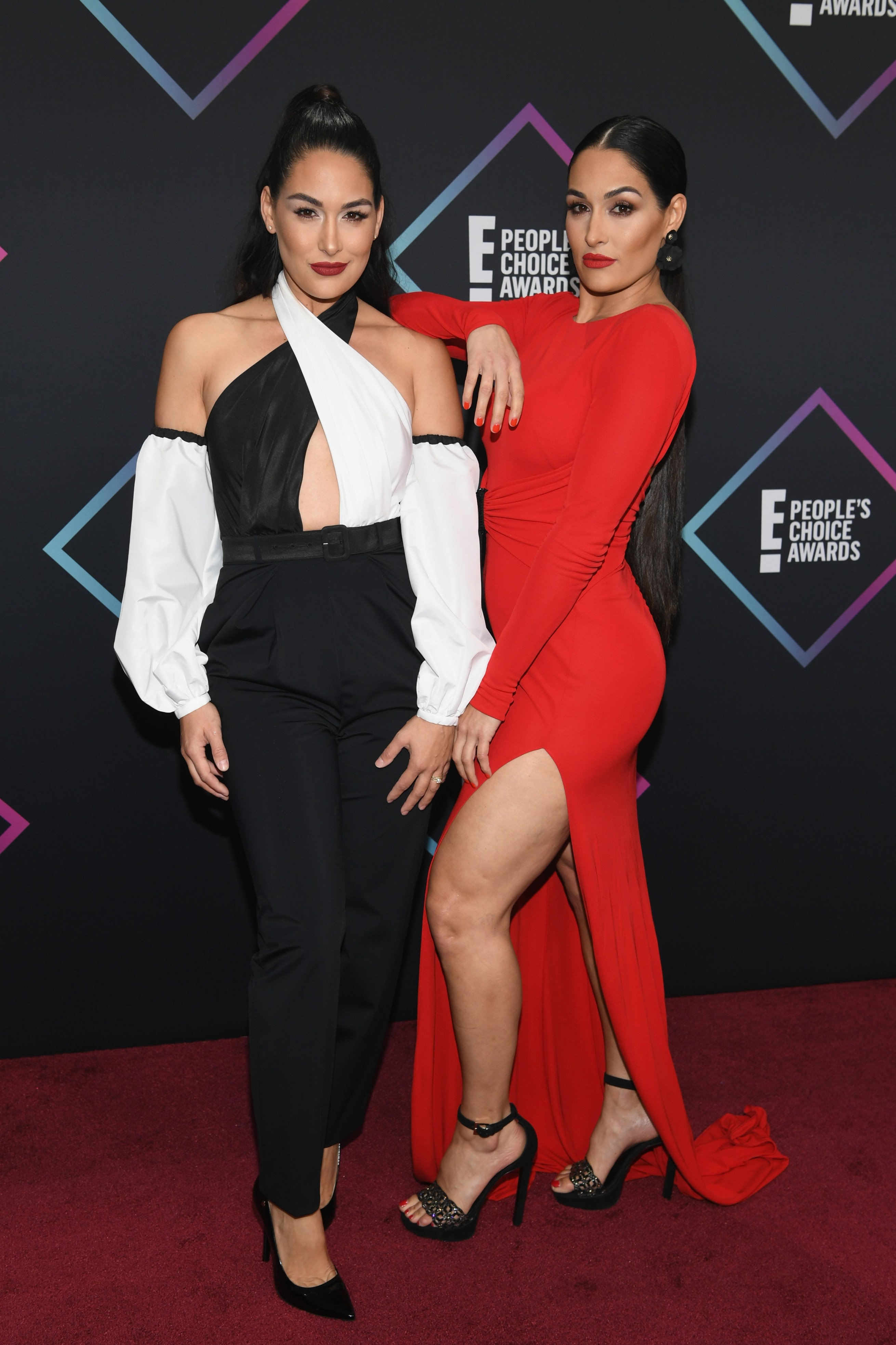 Brie Bella and Nikki Bella arrive to the 2018 E! People's Choice Awards on November 11, 2018. | Source: Getty Images.