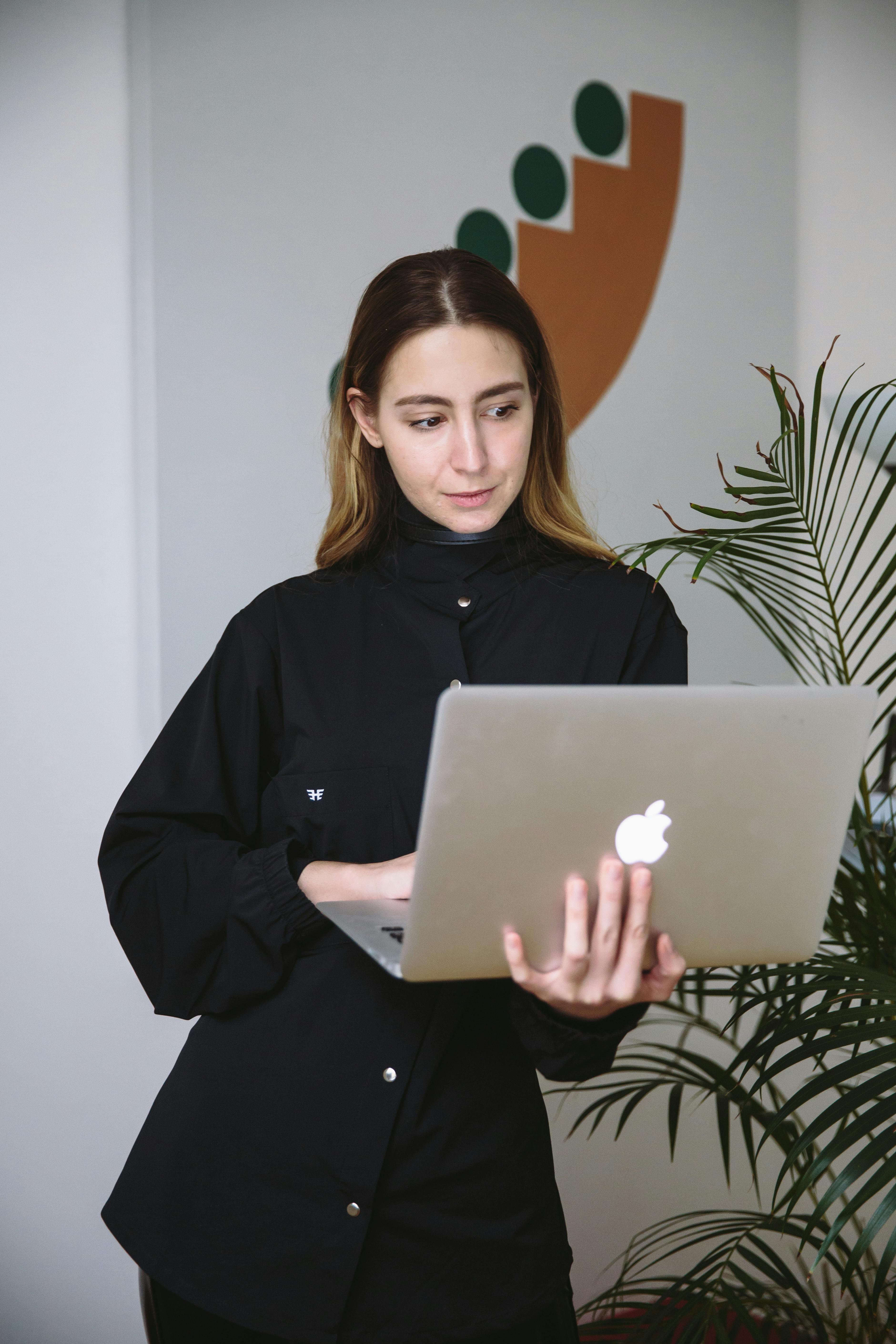 A woman using a laptop | Source: Pexels