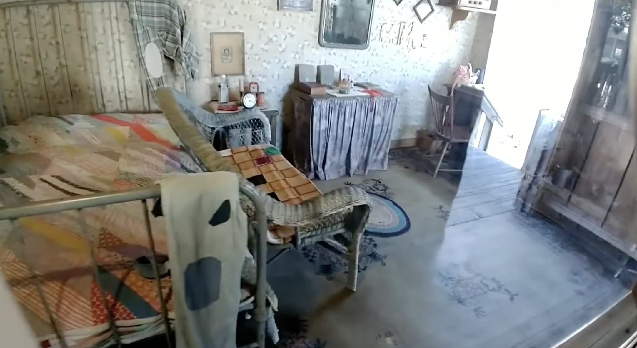 Beds were shared, and newspapers lined the walls for insulation | Source: YouTube/@OurShowOurStory