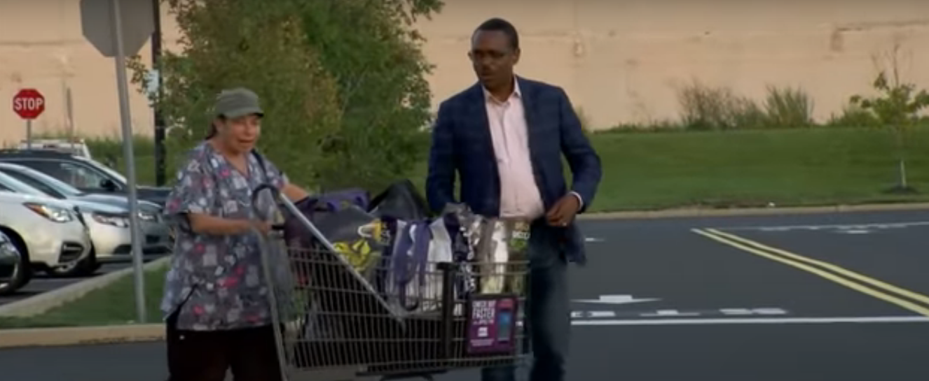 Jerry Lewis's daughter Suzan carrying her belongings in a shopping cart | Source: YouTube/Inside Edition