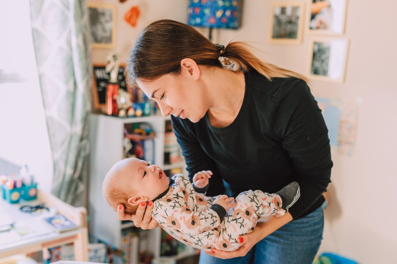 Lillian picked up the baby and noticed a note on the stroller. | Source: Pexels