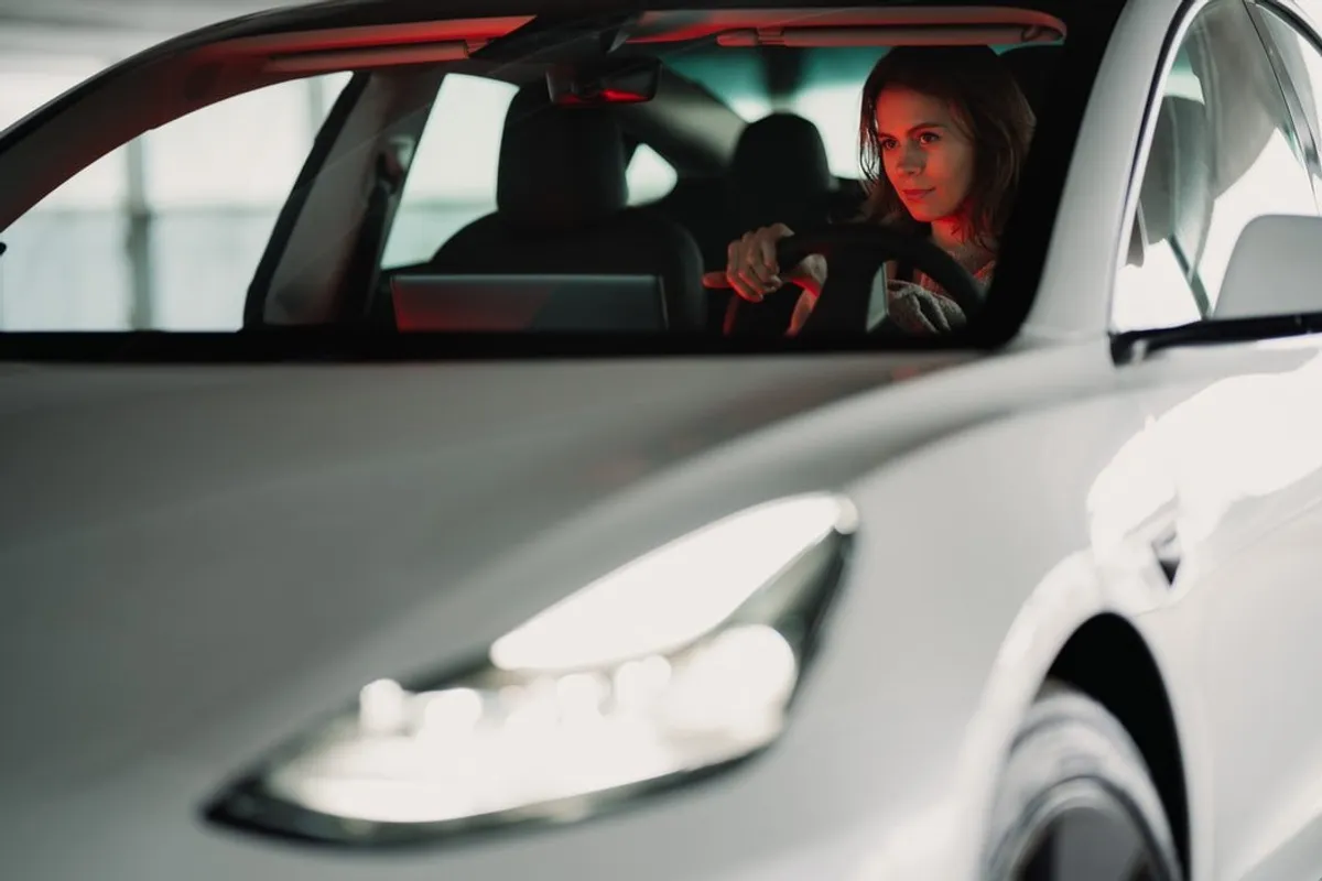Eine Frau fährt Auto. | Quelle: Unsplash