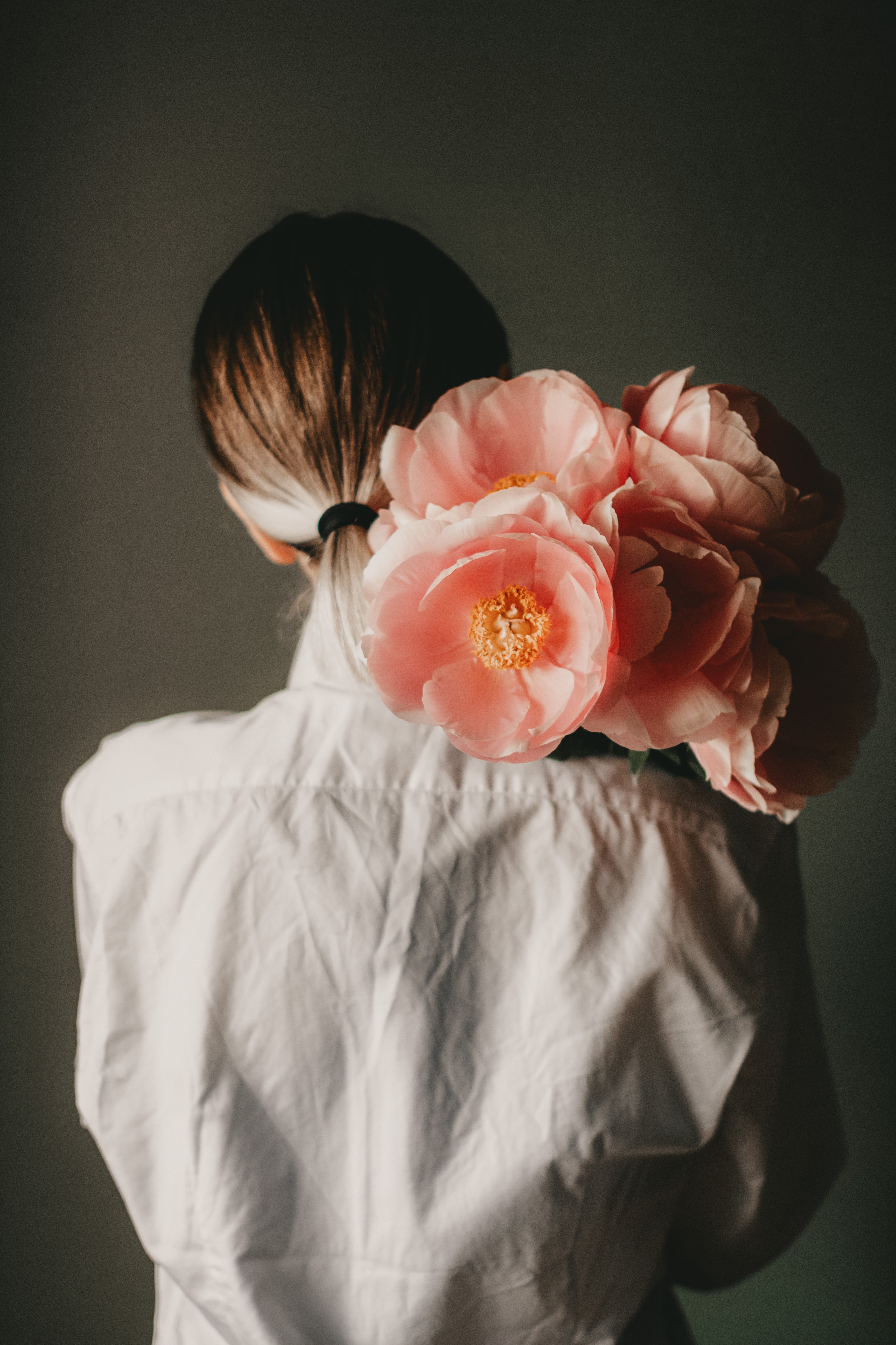 A woman with flowers. | Source: Pexels