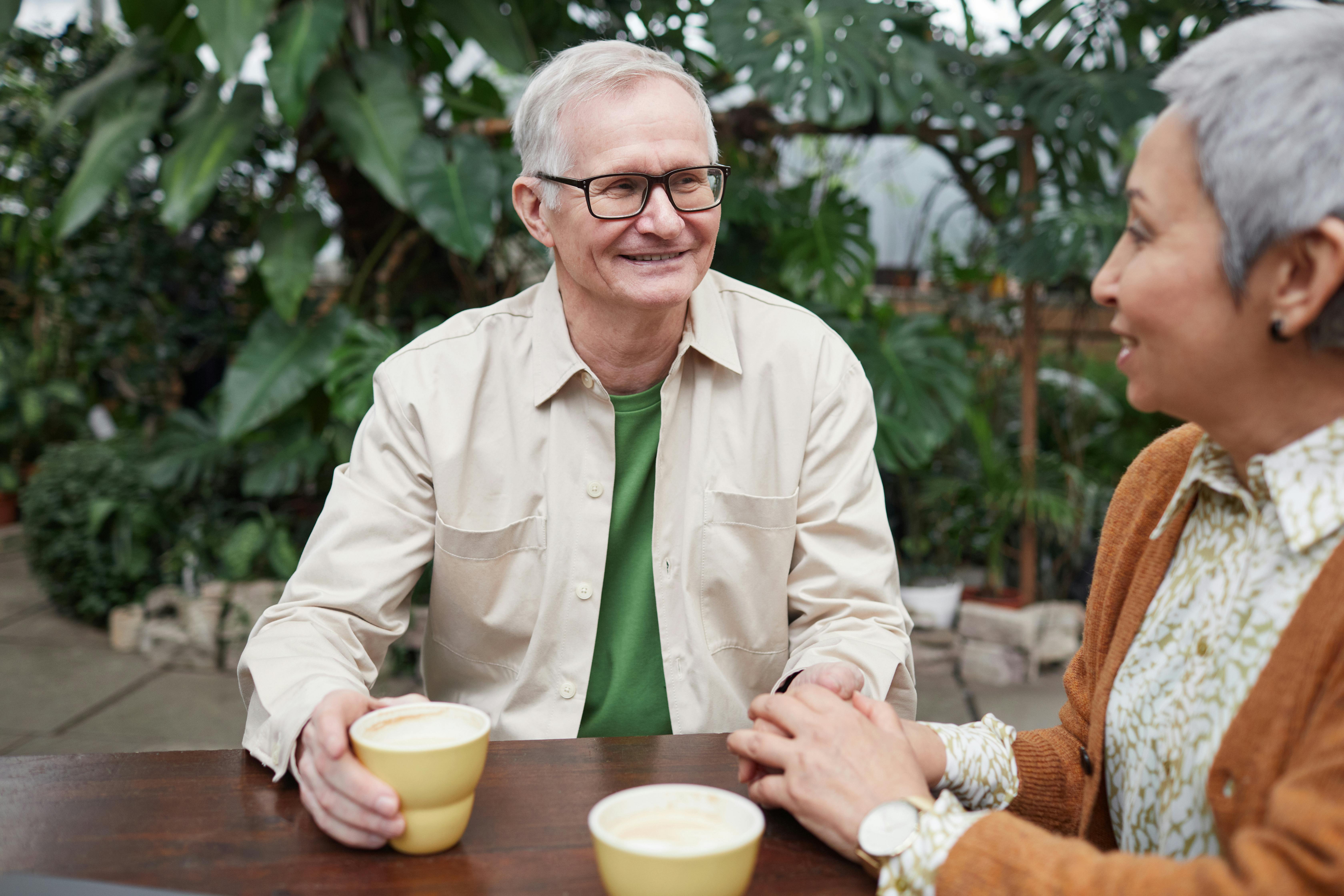 An elderly couple talking | Source: Pexels