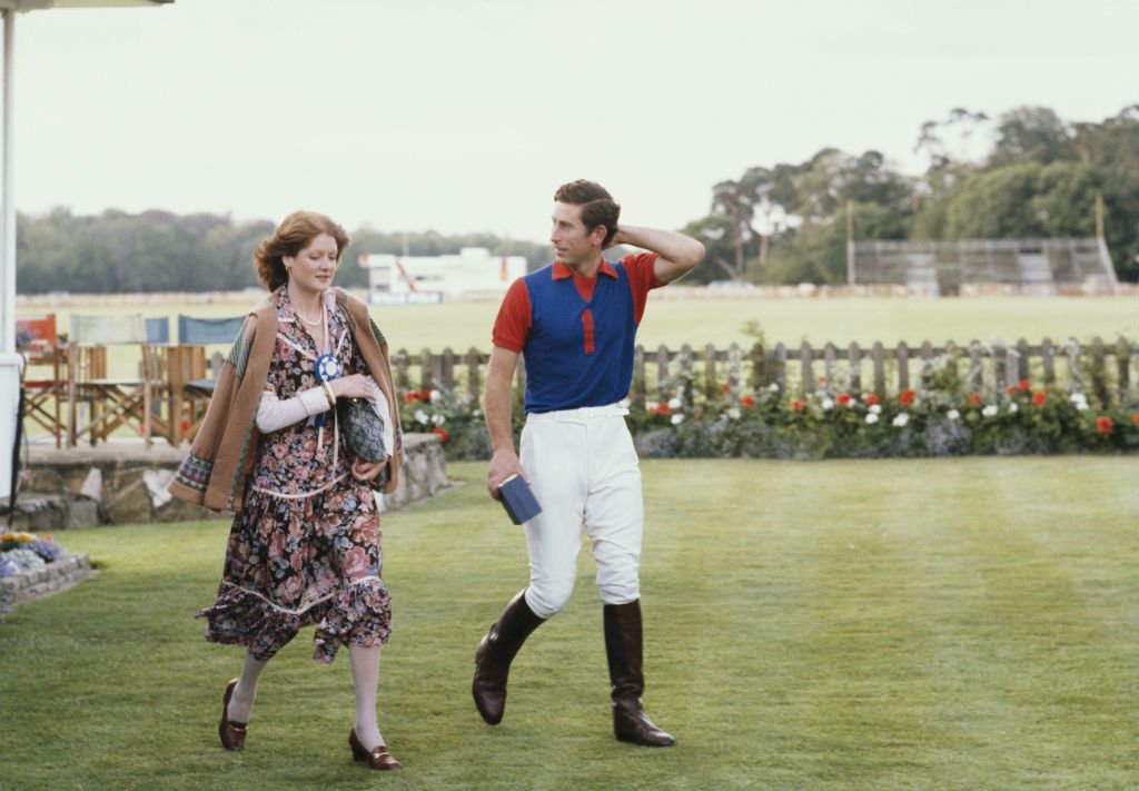 Sarah Spencer con su futuro cuñado, el príncipe Charles, en un partido de polo, el 01 de julio de 1977 en Windsor, Inglaterra. | Foto: Getty Images