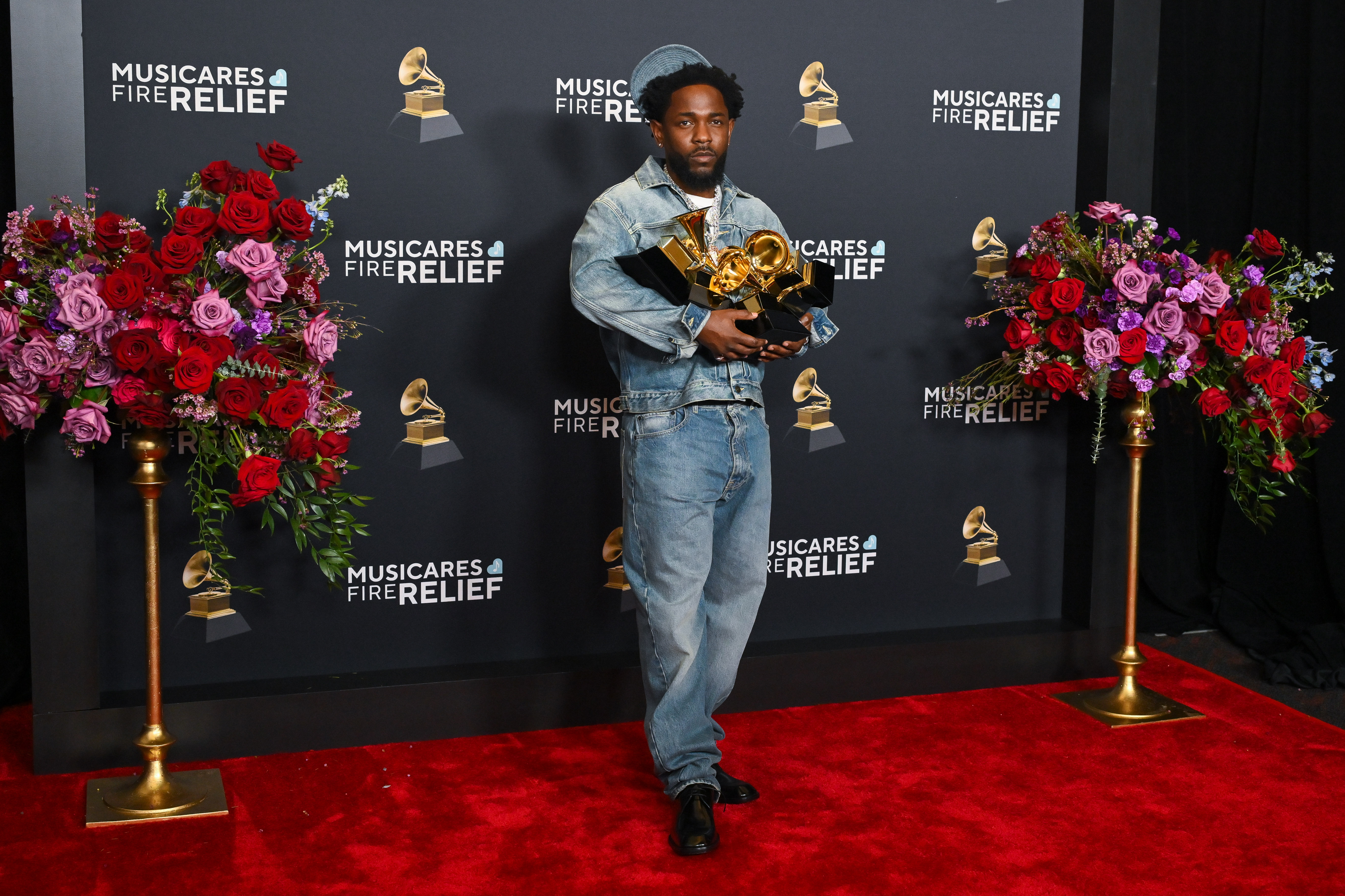 Kendrick Lamar posing with his awards from the 67th Grammy Awards. | Source: Getty Images