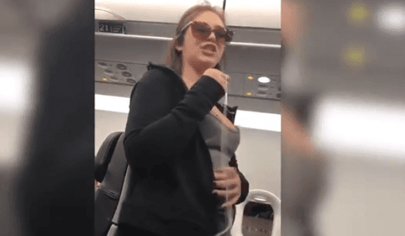 Mujer discutiendo en el avión / Imagen tomada de: Miami Herald