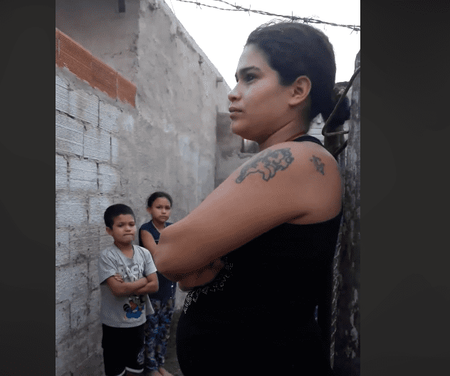 Policía regañando a mujer│Imagen tomada de: Facebook / Silvia Emilia Barrabino Policía regañando a mujer│Imagen tomada de: Facebook / Silvia Emilia Barrabino