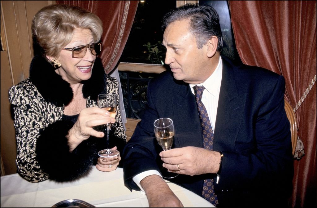 Roger Hanin et sa femme Christine Gouze-Rénal partageant un repas en 1992. l Source : Getty Images