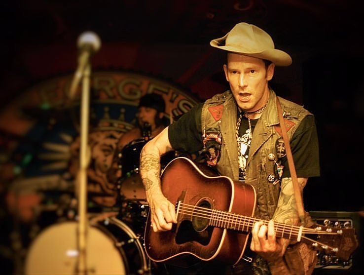 Hank Williams III performing at George's in Fayetteville, AR in 2010 | Photo: Wikimedia Commons Images