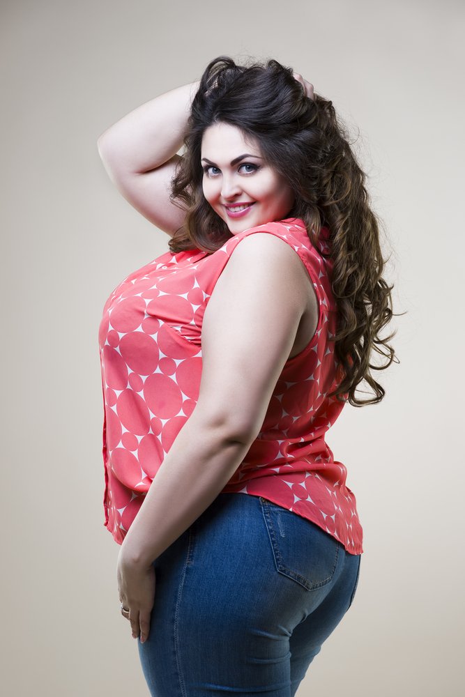 Mujer usando una blusa holgada y un jean ajustado. | Foto: Shutterstock