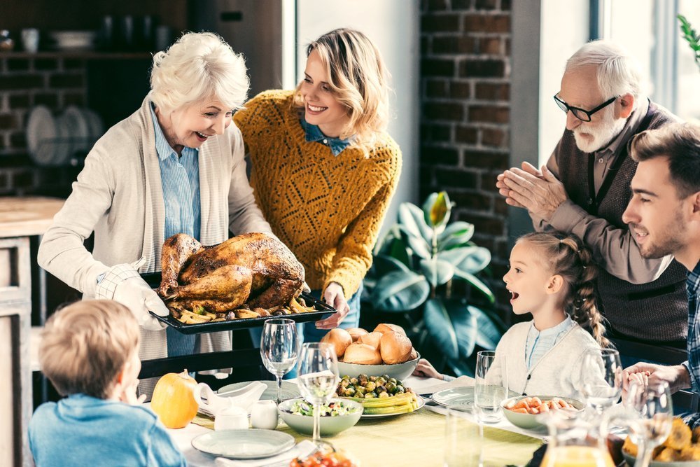 Una abuela llevando pavo para la familia en la cena de acción de gracias. | Foto: Shutterstock