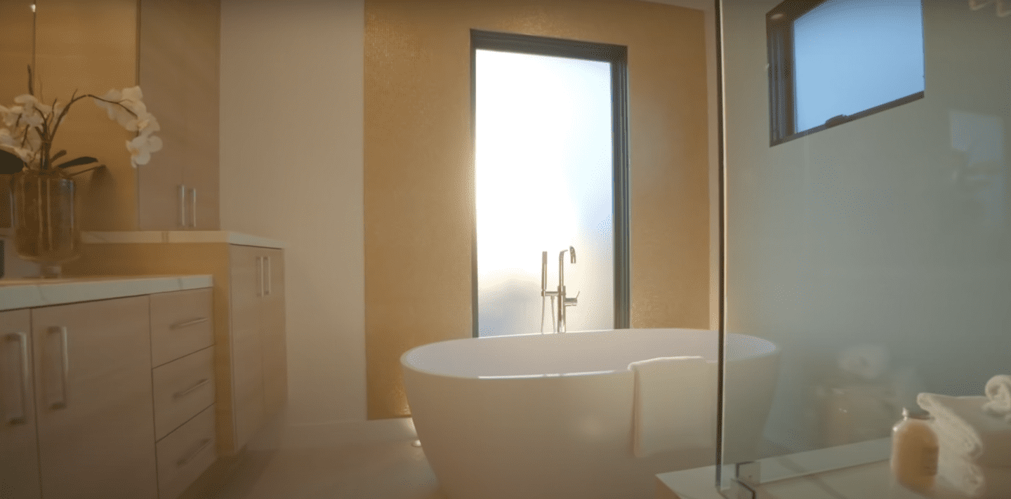 Liam Neeson and Natasha Richardson's bathroom with a free-standing bathtub. / Source: YouTube/@The Richest
