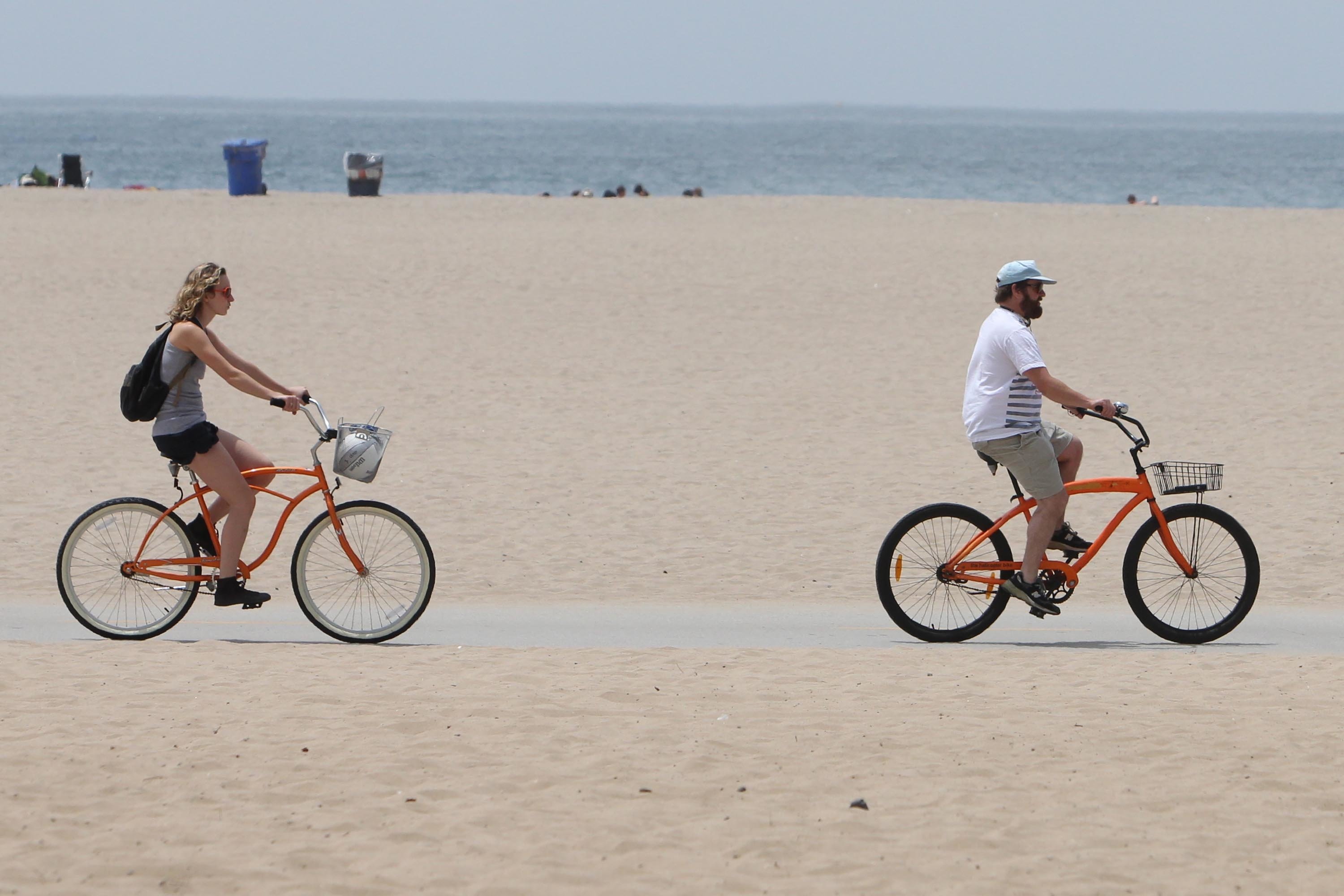 Zach Galifianakis and Quinn Lundberg Los Angeles July 25 2010 Zach Galifianakis and girlfriend Quinn Lundberg ride beach cruisers along with a friend on Venice Boardwalk. | Source: Getty Images 