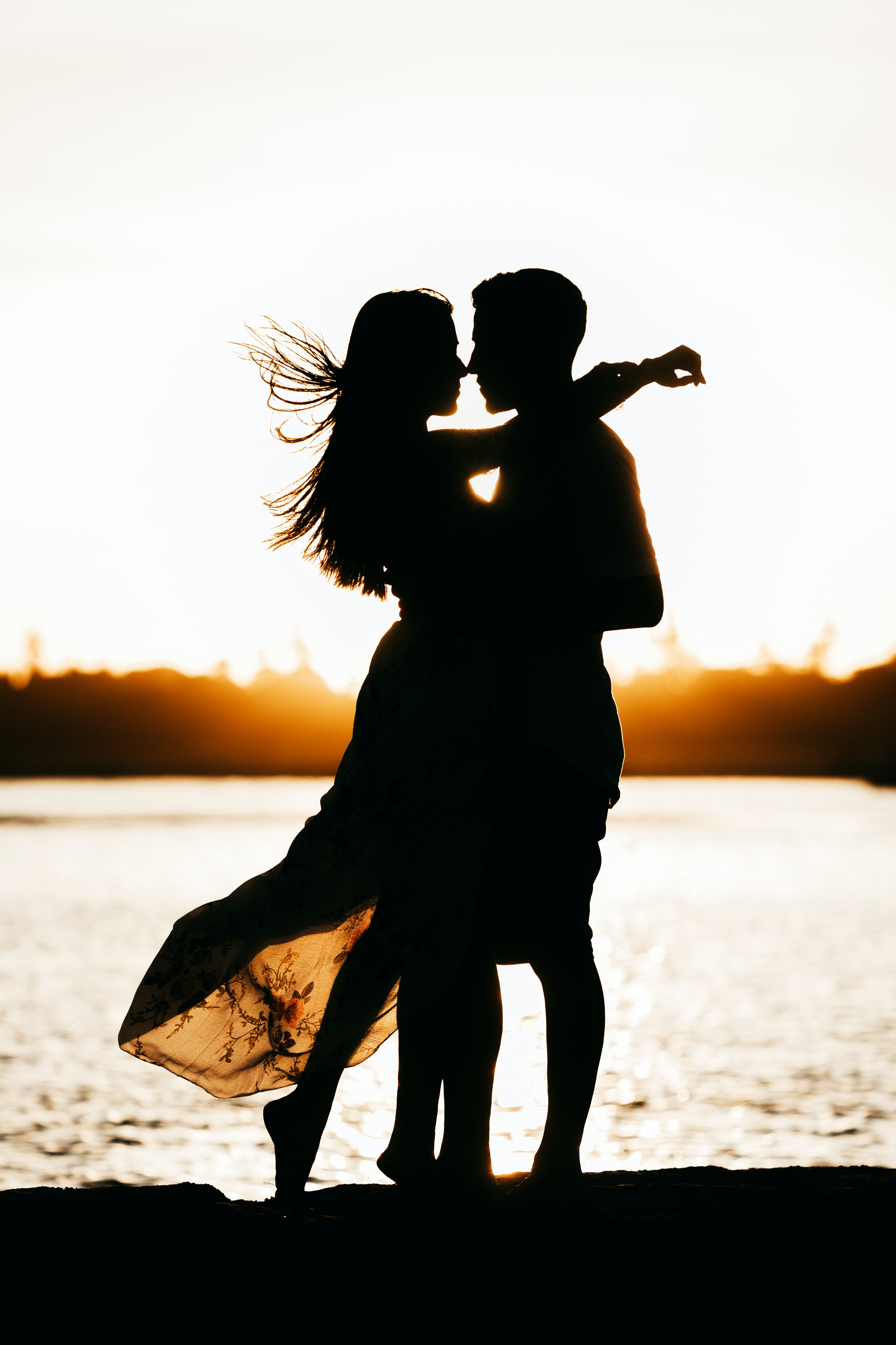 Silhouette of couple facing each other | Source: Unsplash