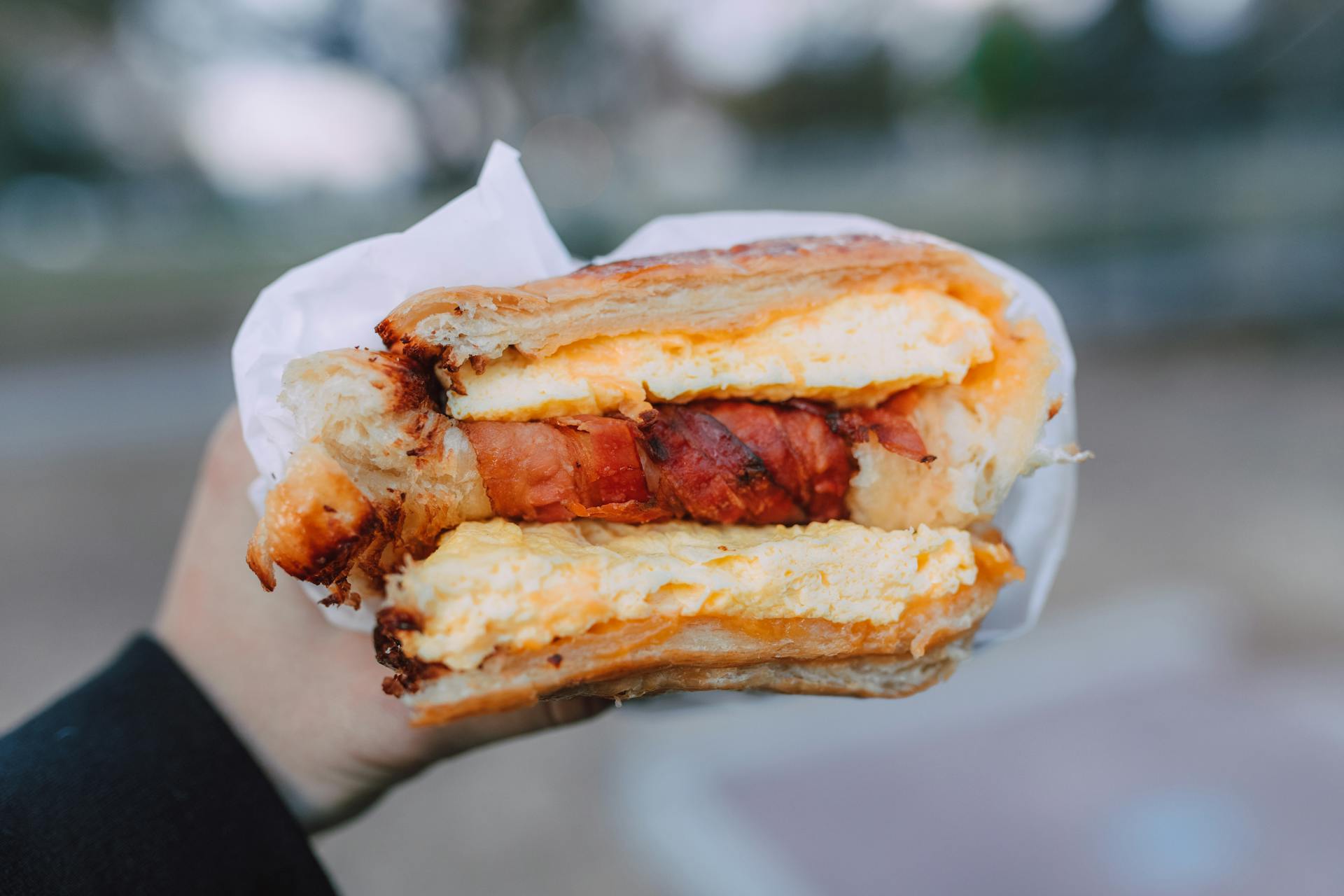 A close-up shot of a man holding a sandwich | Source: Pexels