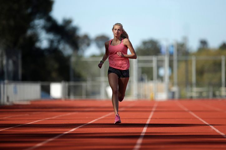 Une athlète s'entraîne sur une piste par une journée ensoleillée à San Diego, en Californie. | Source : Getty Images