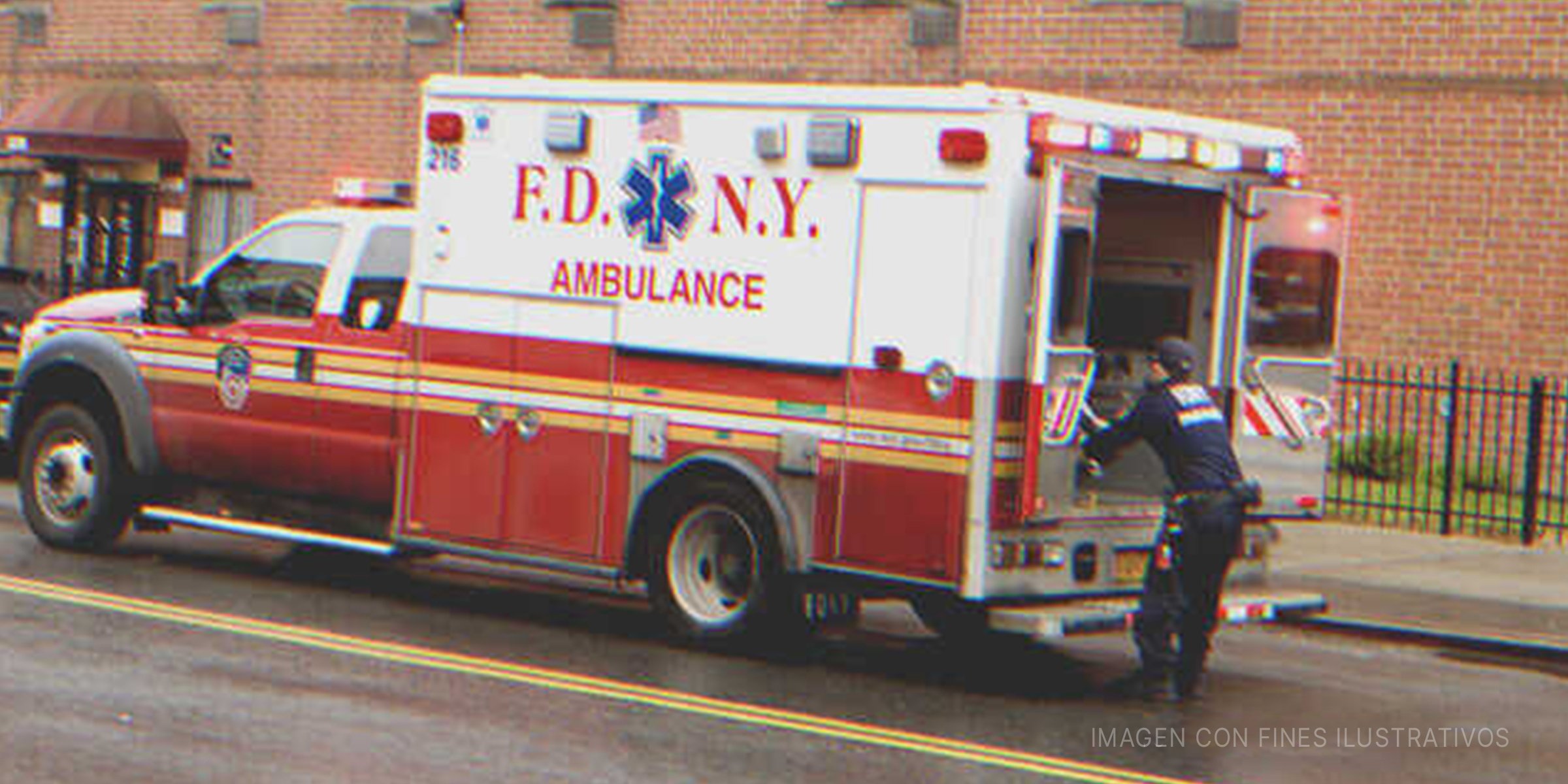 Una ambulancia y un paramédico. | Foto: Shutterstock
