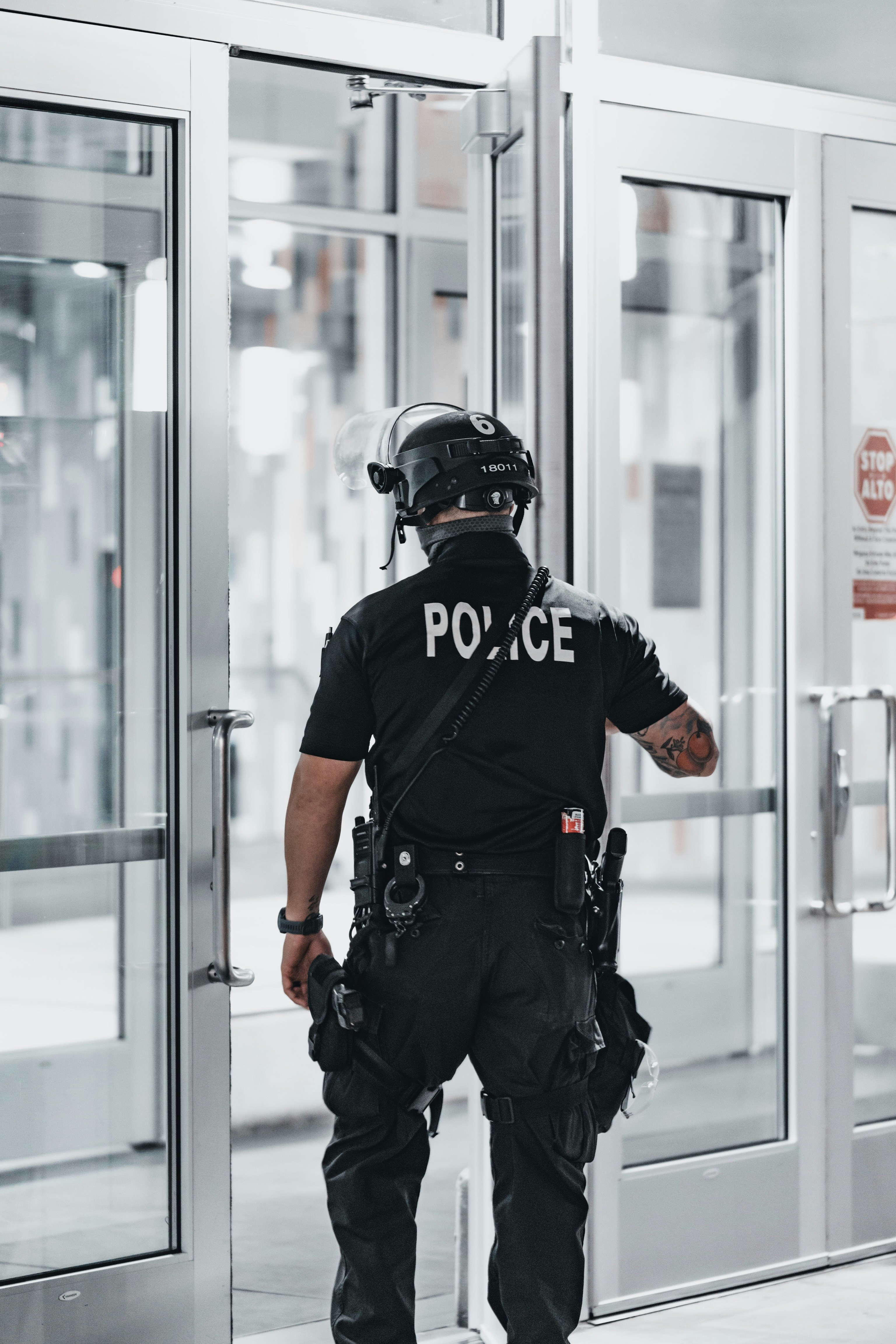 Policeman walks in | Source: Pexels