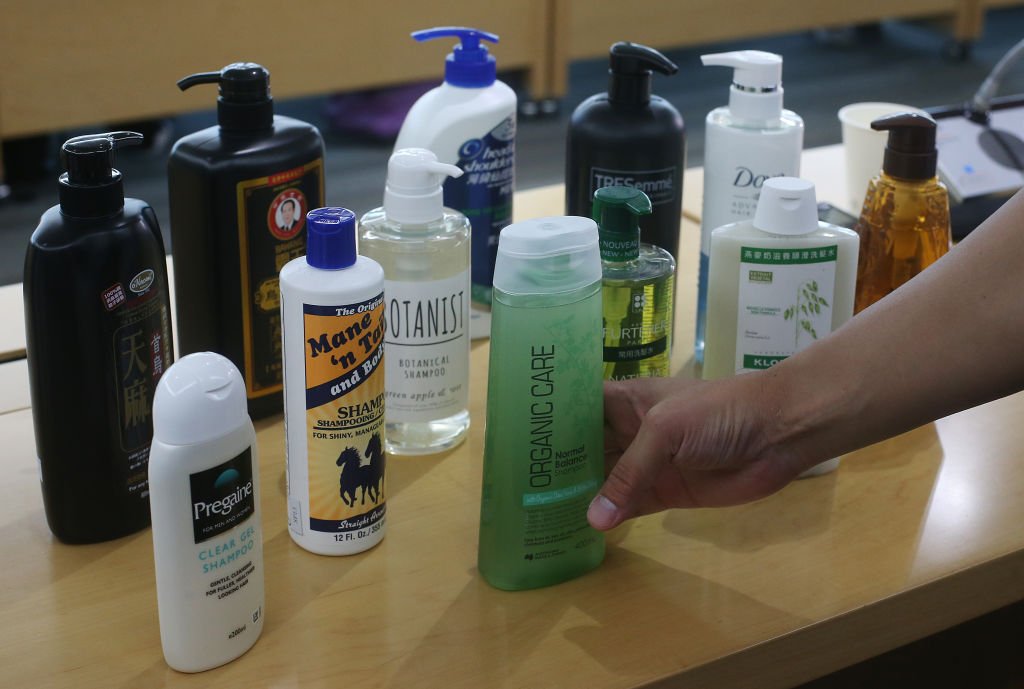 Une gamme de shampoings. | source : Getty Images