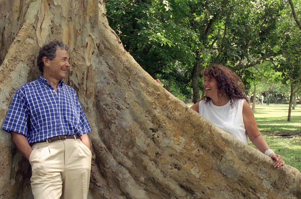 Le chanteur et compositeur français Pierre Perret avec sa femme Rebecca en vacances à Maurice. | Photo : Getty Images