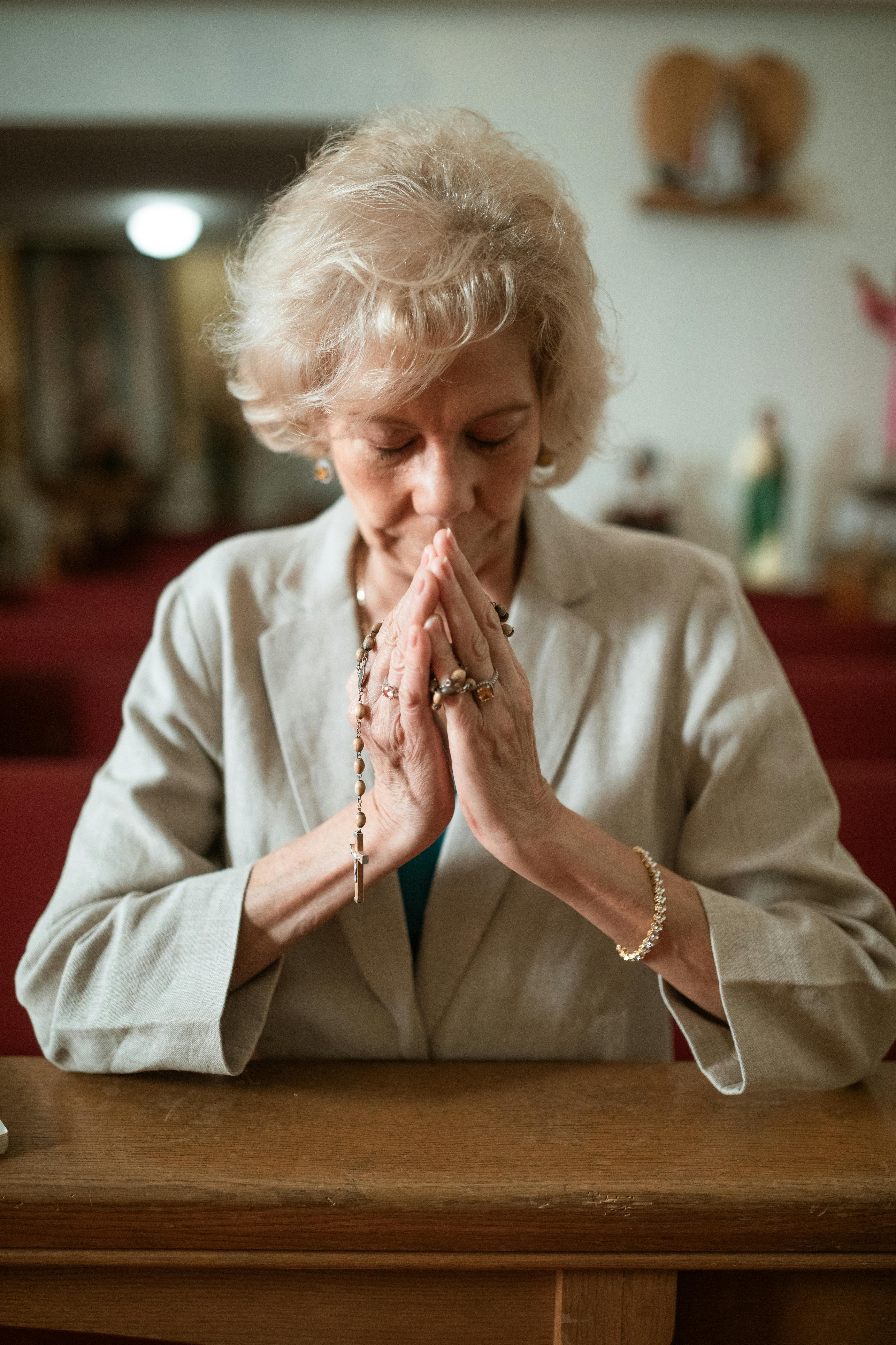 Senior woman praying | Source: Pexels
