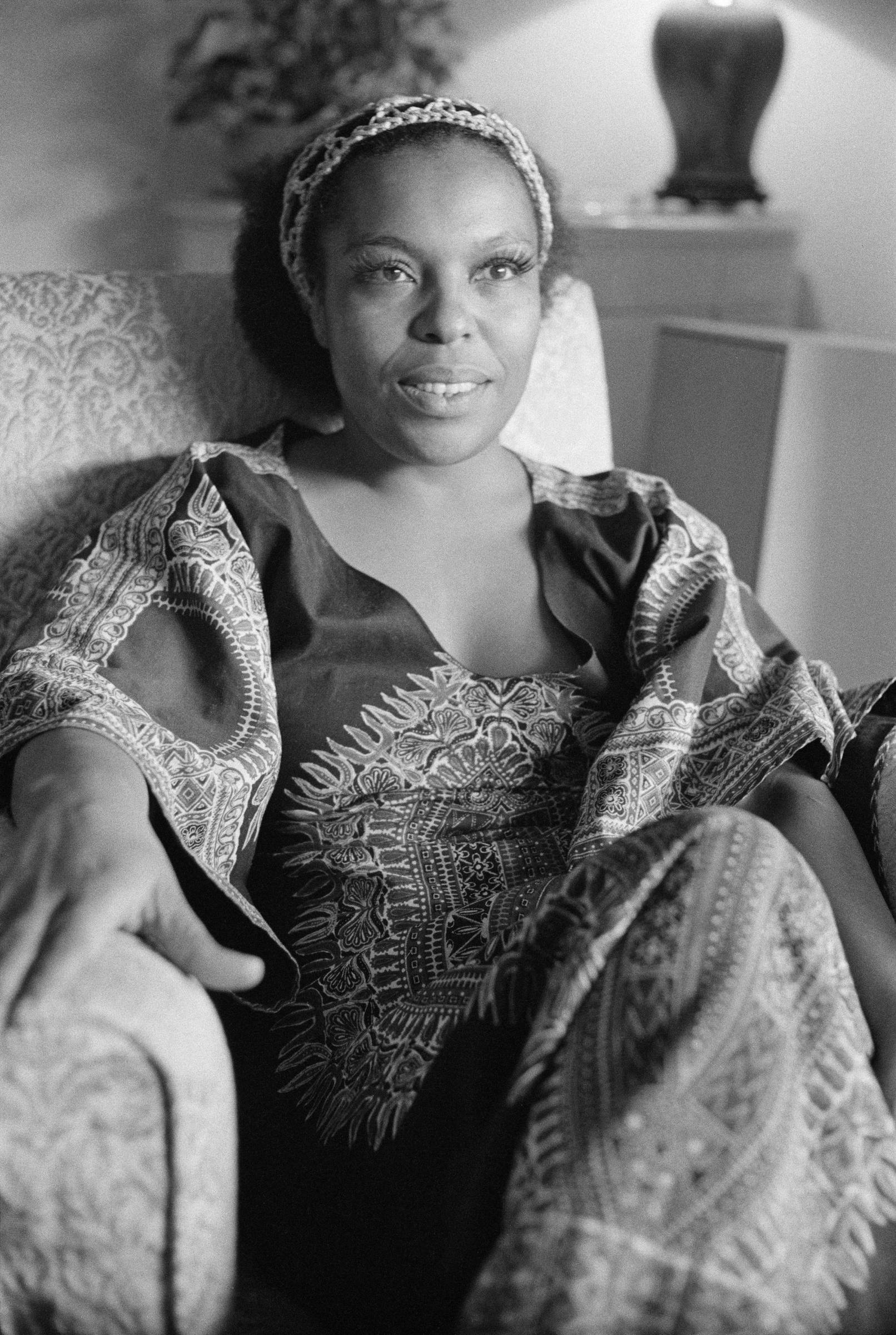 Roberta Flack photographed at the Dorchester Hotel on July 31, 1972, in London, England. | Source: Getty Images