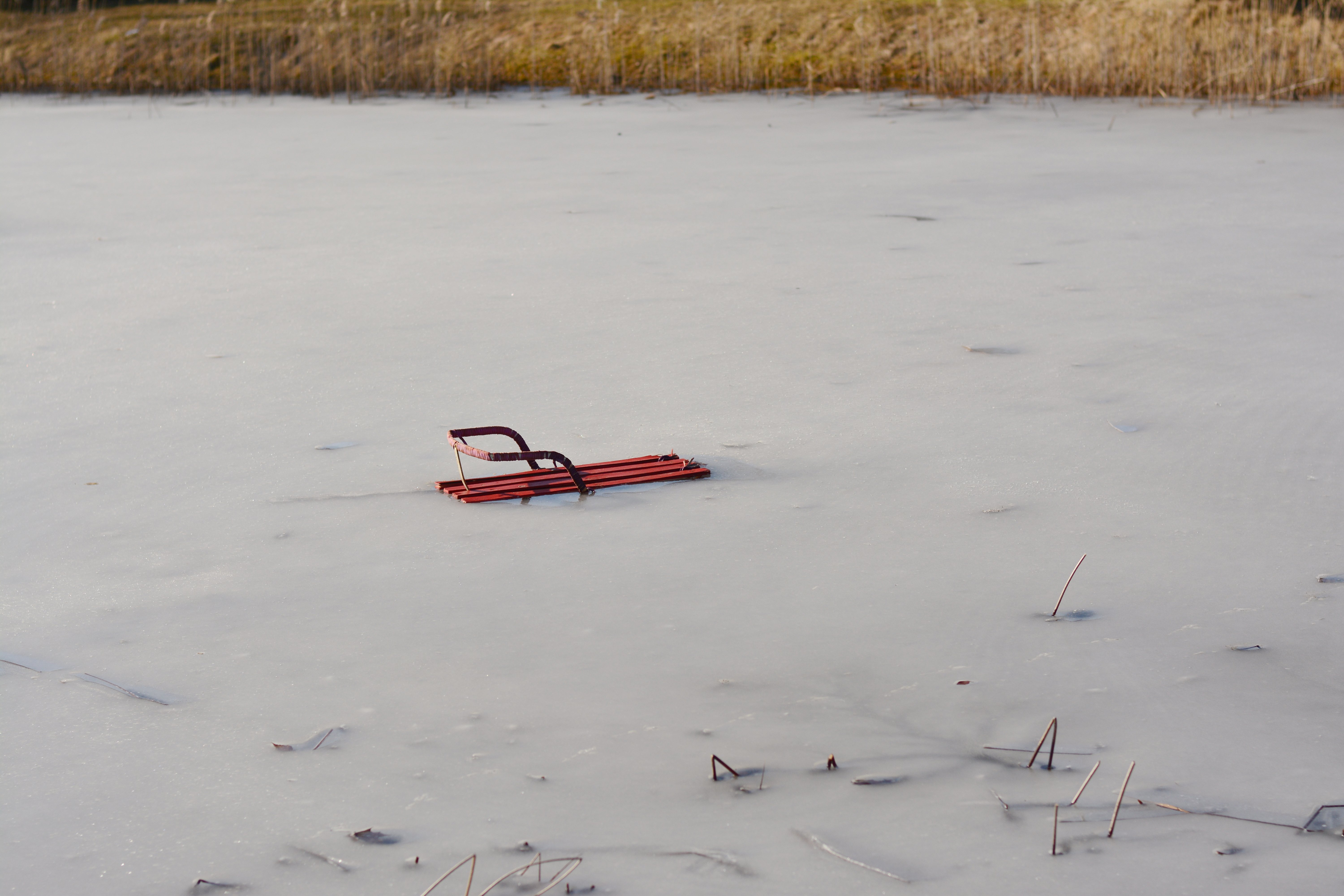Trineo de niño sobre lago helado. | Foto: Shutterstock