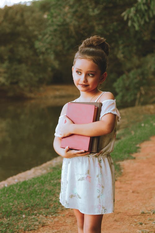 Melanie became a spoiled and vain little girl | Source: Pexels