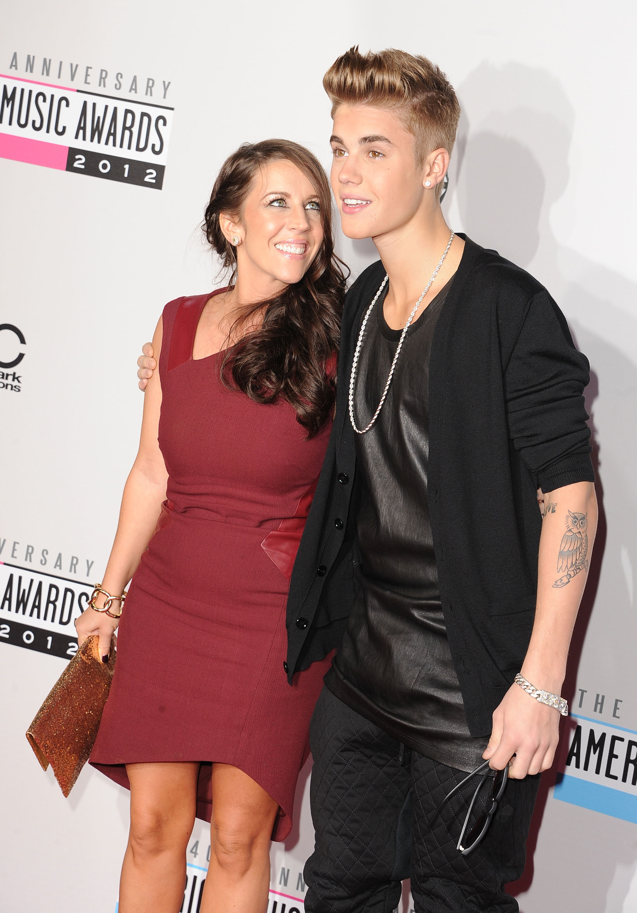 Justin Bieber and Pattie Mallette attend the 40th Anniversary of the American Music Awards held in Los Angeles, California, on November 18, 2012. | Source: Getty Images