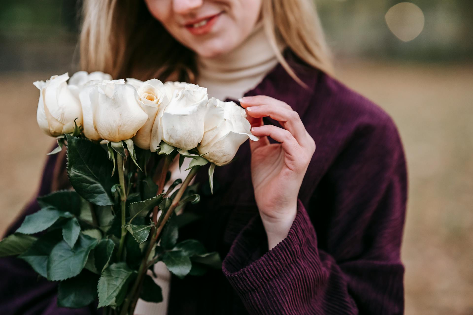 A delighted woman holding roses | Source: Pexels