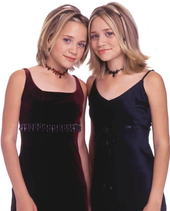  Portrait des jumelles Mary-Kate et Ashley Olsen en 2000. | Photo : Getty Images