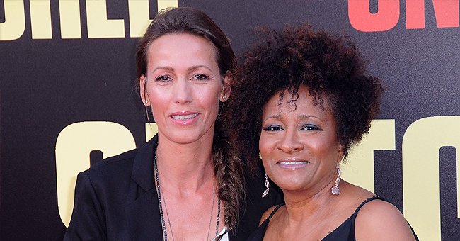 Wanda Sykes and wife Alex Sykes arrive for the premiere of 20th Century Fox's "Snatched" held at Regency Village Theatre on May 10, 2017 | Photo: Getty Images