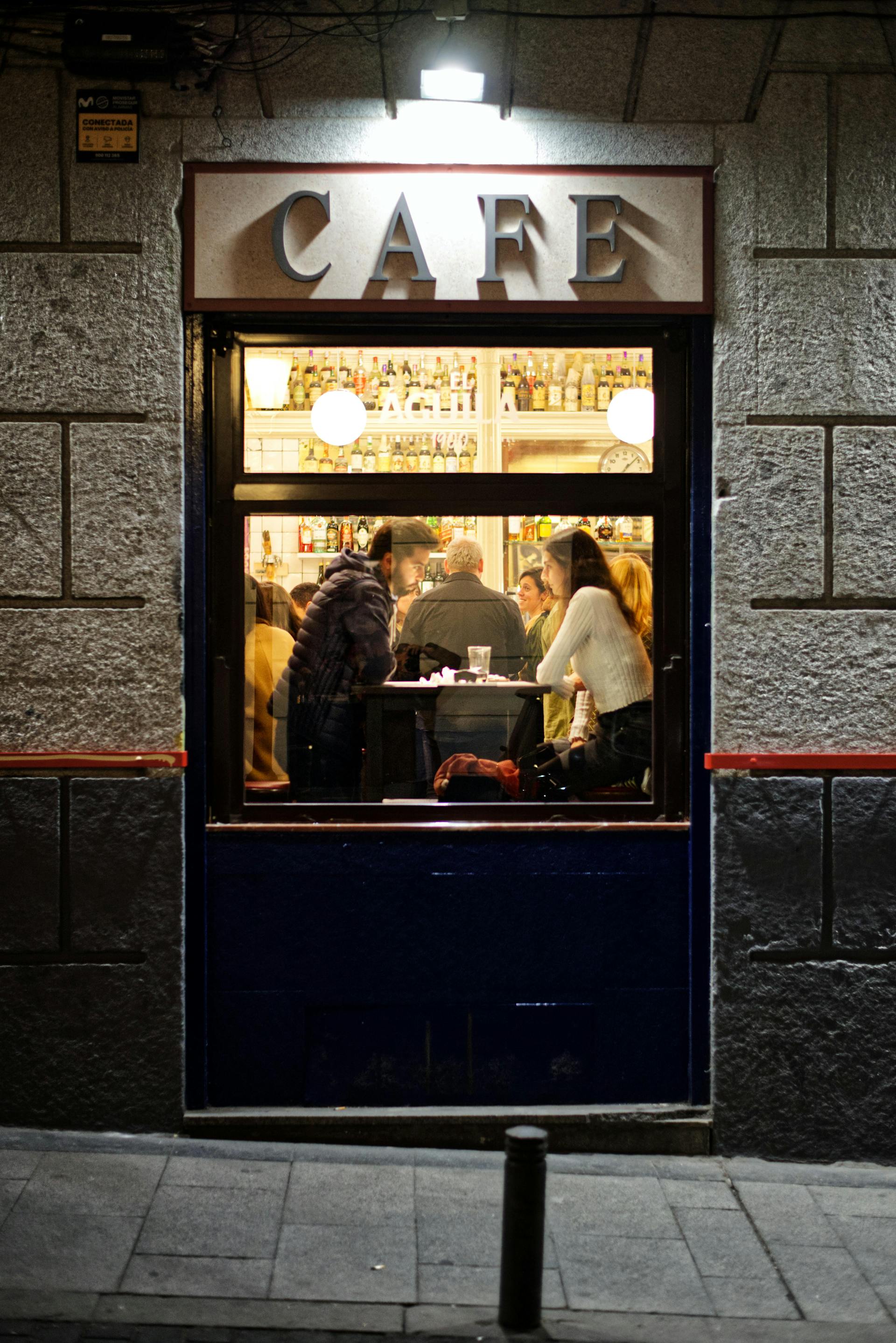 A man and woman meeting in a cafe | Source: Pexels