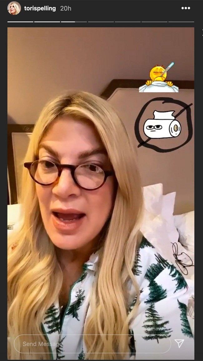 Tori Spelling speaking about feeling ill and not having toilet paper on March 12, 2020 | Photo: Instagram Story/torispelling