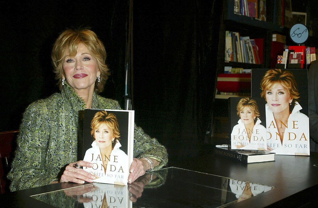 Jane Fonda posiert mit ihrer neuen Memoiren "My Life so Far", die sie am 7. April 2005 bei einer Veranstaltung in West Hollywood, Kalifornien, für Fans signierte. (Foto von Matthew Simmons) | Quelle: Getty Images