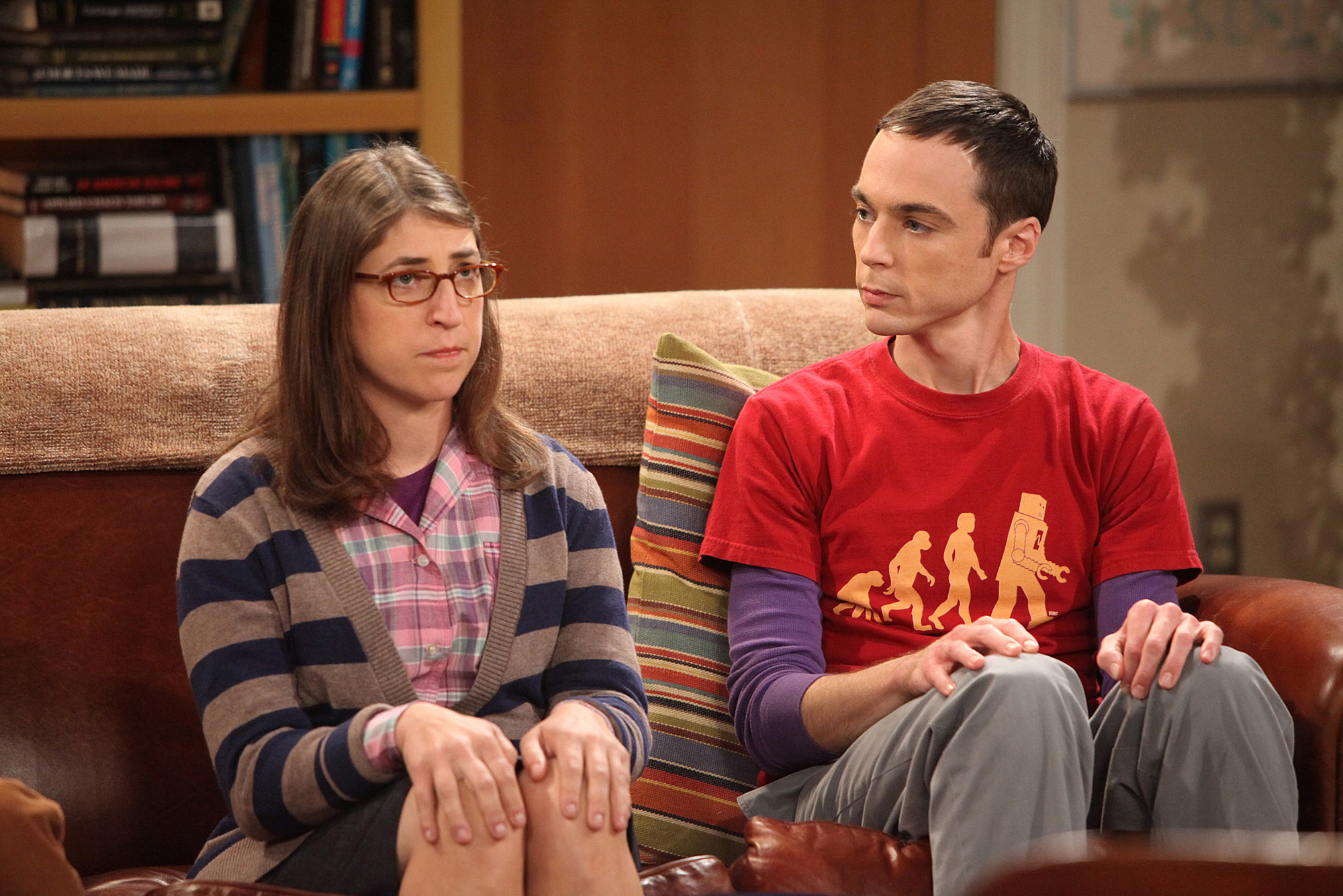 Mayim Bialik and Jim Parsons on "Big Bang Theory" on August 23, 2010. | Source: Getty Images
