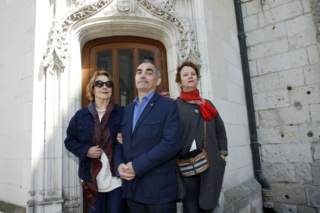 Aurore Chabrol, Thomas Chabrol et Cécile Maistre assistent à un hommage à Jean-Claude Brialy le 14 mai 2017 à Saumur, en France. | Photo: Getty Images