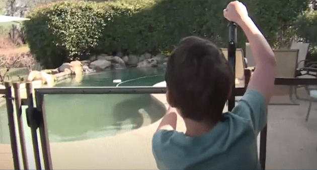 El niño viendo hacia la piscina de su casa. │ Foto: Captura de Youtube/CBS Sacramento