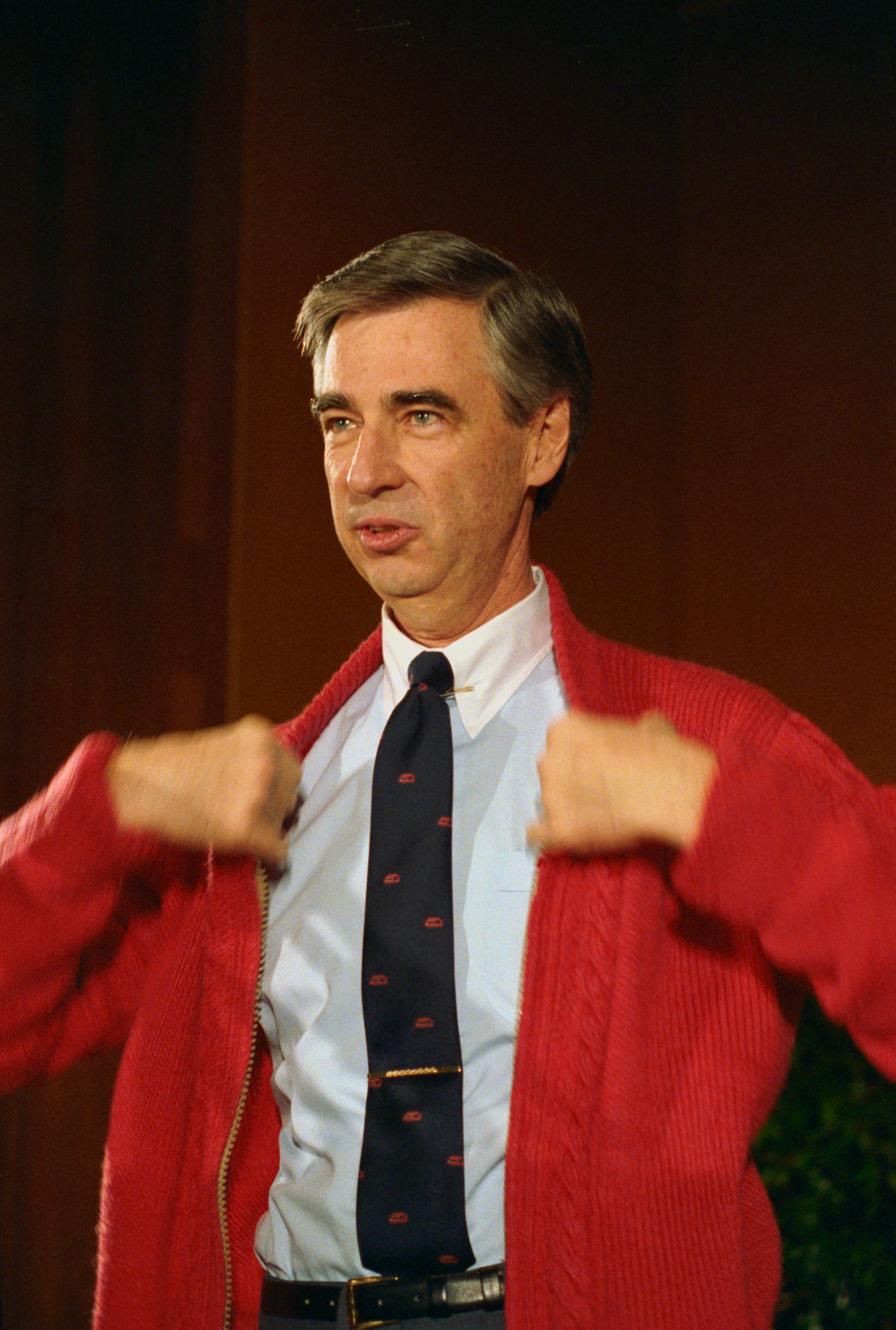 Fred Rogers donates his famous red cardigan sweater to the National Museum of American History, Smithsonian Institution on November 20, 1984, in Washington, DC. | Source: Getty Images