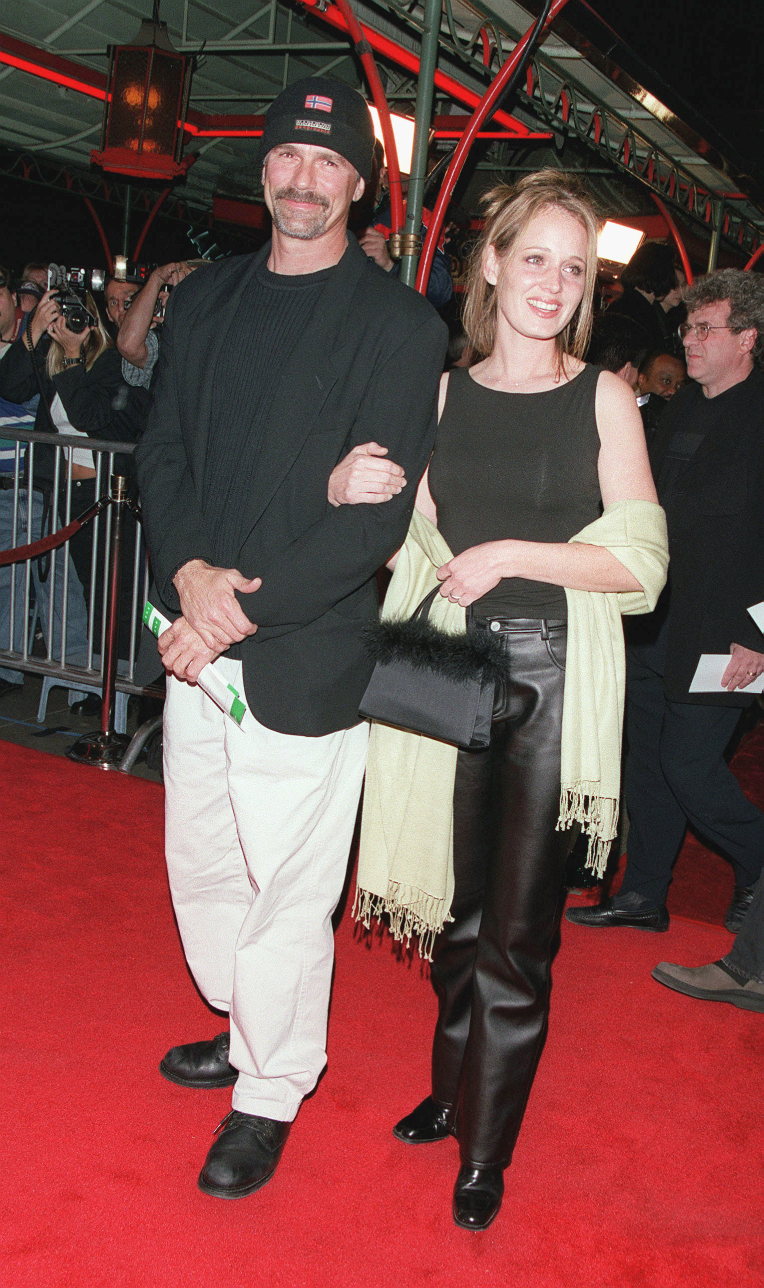 Richard Dean Anderson and Apryl Prose at the premiere of "The Man on The Moon" on December 20, 1999 | Source: Getty Images