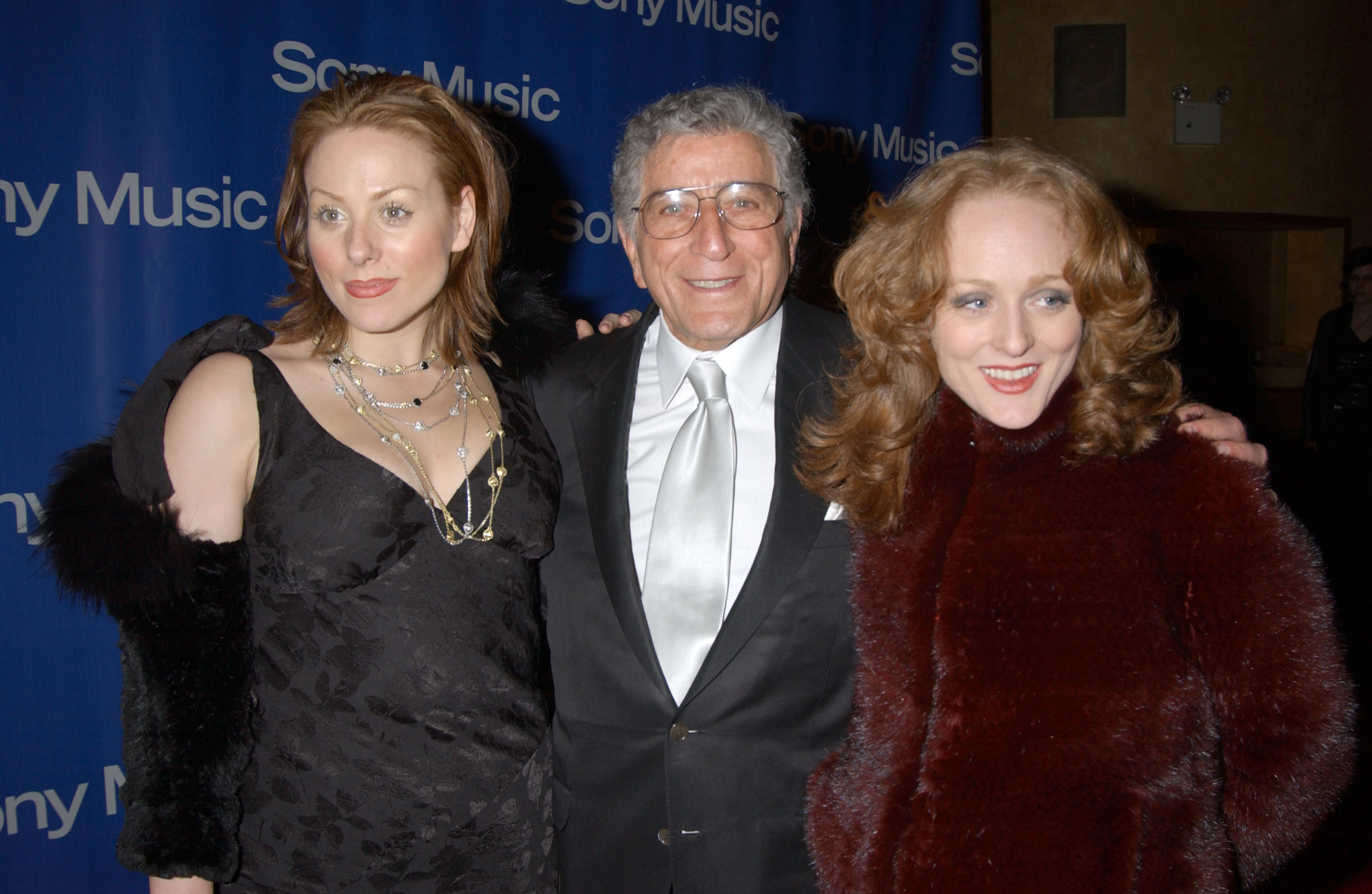 Joanna, Tony, and Antonia Bennett at a post Grammy party on February 23, 2003, in New York. | Source: Getty Images