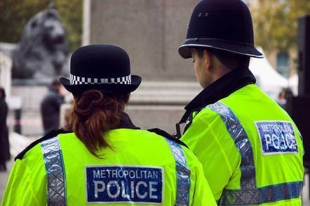 Photo showing the back of two police officers | Photo: Shutterstock