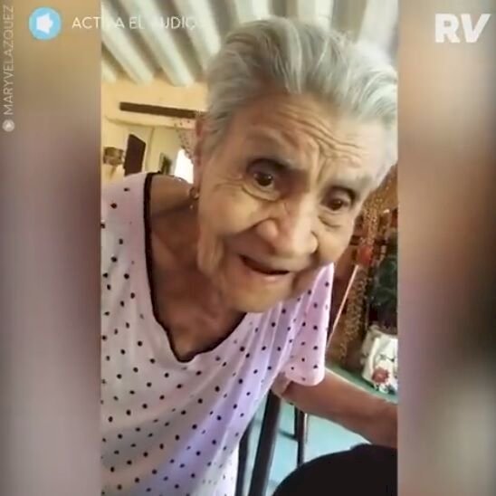 Abuela Mexicana Se Asombra Al Ver Su Imagen En Video En El Teléfono Celular De Su Nieto 