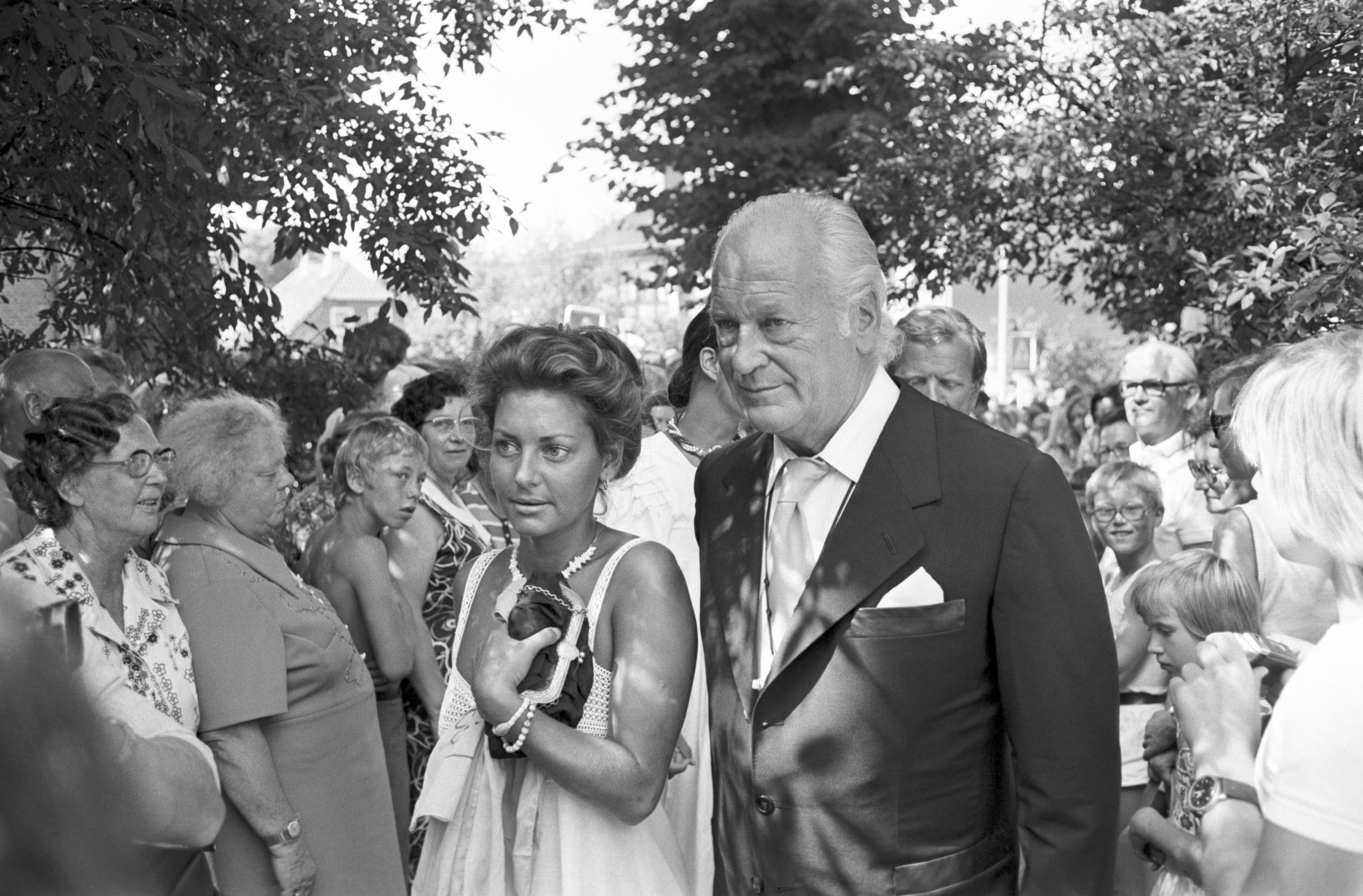 Marlene Knaus and Curt Jurgens at a wedding event on August 9, 1975 in Hamburg, Germany. | Source: Getty Images